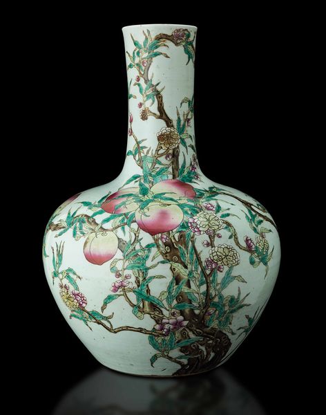 Grande e importante vaso Tianqiuping in porcellana con decoro di pesche e pipistrelli, Cina, Dinastia Qing, epoca Guangxu (1875-1908)  - Asta Fine chinese works of art - Associazione Nazionale - Case d'Asta italiane