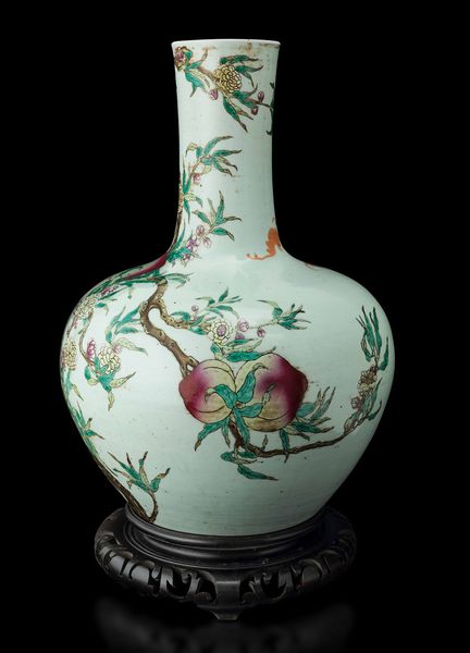 Grande e importante vaso Tianqiuping in porcellana con decoro di pesche e pipistrelli, Cina, Dinastia Qing, epoca Guangxu (1875-1908)  - Asta Fine chinese works of art - Associazione Nazionale - Case d'Asta italiane