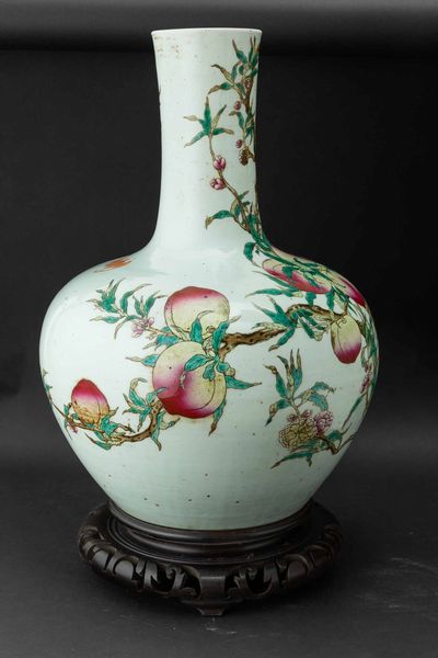 Grande e importante vaso Tianqiuping in porcellana con decoro di pesche e pipistrelli, Cina, Dinastia Qing, epoca Guangxu (1875-1908)  - Asta Fine chinese works of art - Associazione Nazionale - Case d'Asta italiane