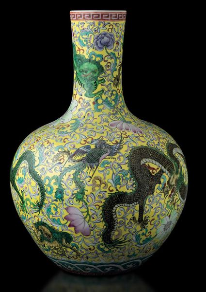 Vaso Tianqiuping in porcellana con decori floreali e figure di draghi su fondo giallo, Cina, Dinastia Qing, XIX secolo  - Asta Fine chinese works of art - Associazione Nazionale - Case d'Asta italiane