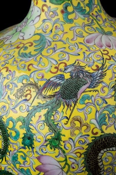 Vaso Tianqiuping in porcellana con decori floreali e figure di draghi su fondo giallo, Cina, Dinastia Qing, XIX secolo  - Asta Fine chinese works of art - Associazione Nazionale - Case d'Asta italiane