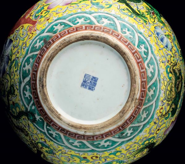 Vaso Tianqiuping in porcellana con decori floreali e figure di draghi su fondo giallo, Cina, Dinastia Qing, XIX secolo  - Asta Fine chinese works of art - Associazione Nazionale - Case d'Asta italiane