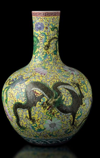 Vaso Tianqiuping in porcellana con decori floreali e figure di draghi su fondo giallo, Cina, Dinastia Qing, XIX secolo  - Asta Fine chinese works of art - Associazione Nazionale - Case d'Asta italiane