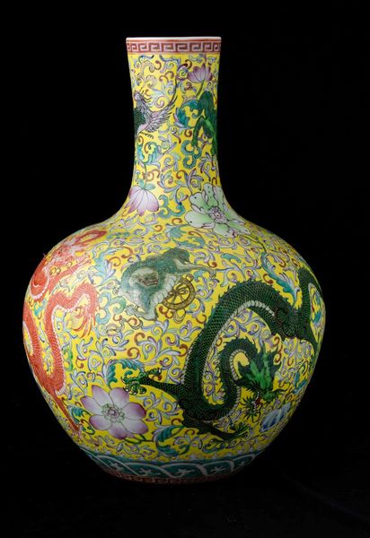Vaso Tianqiuping in porcellana con decori floreali e figure di draghi su fondo giallo, Cina, Dinastia Qing, XIX secolo  - Asta Fine chinese works of art - Associazione Nazionale - Case d'Asta italiane