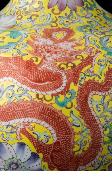 Vaso Tianqiuping in porcellana con decori floreali e figure di draghi su fondo giallo, Cina, Dinastia Qing, XIX secolo  - Asta Fine chinese works of art - Associazione Nazionale - Case d'Asta italiane