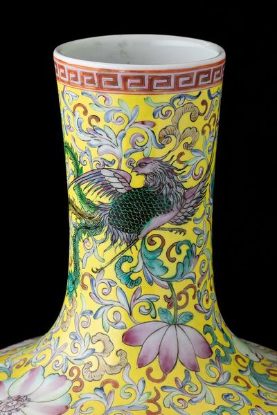 Vaso Tianqiuping in porcellana con decori floreali e figure di draghi su fondo giallo, Cina, Dinastia Qing, XIX secolo  - Asta Fine chinese works of art - Associazione Nazionale - Case d'Asta italiane