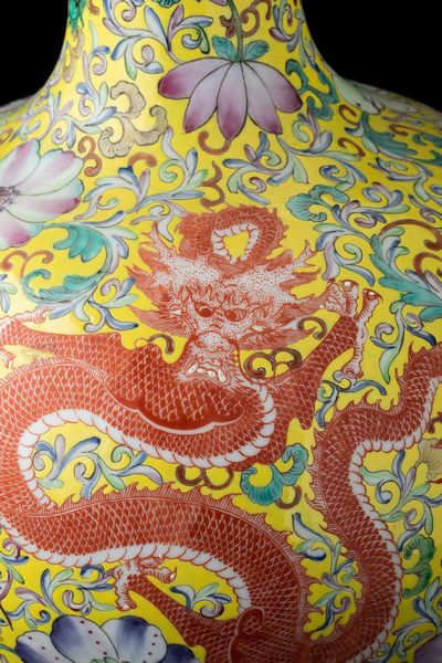 Vaso Tianqiuping in porcellana con decori floreali e figure di draghi su fondo giallo, Cina, Dinastia Qing, XIX secolo  - Asta Fine chinese works of art - Associazione Nazionale - Case d'Asta italiane