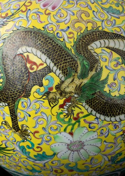 Vaso Tianqiuping in porcellana con decori floreali e figure di draghi su fondo giallo, Cina, Dinastia Qing, XIX secolo  - Asta Fine chinese works of art - Associazione Nazionale - Case d'Asta italiane