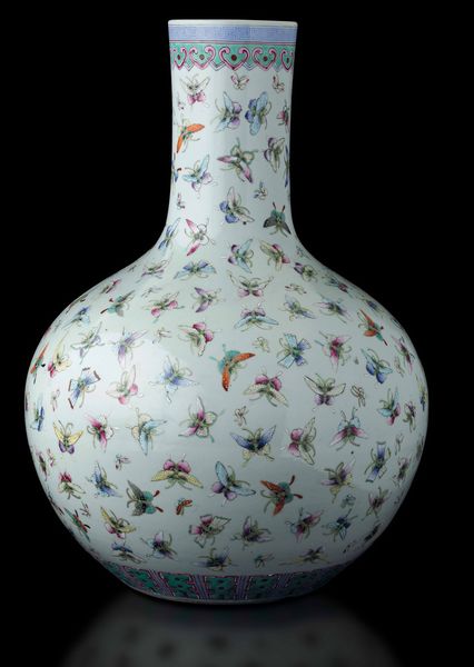 Vaso Tianqiuping in porcellana con decoro di farfalle, Cina, Dinastia Qing, XIX secolo  - Asta Fine chinese works of art - Associazione Nazionale - Case d'Asta italiane
