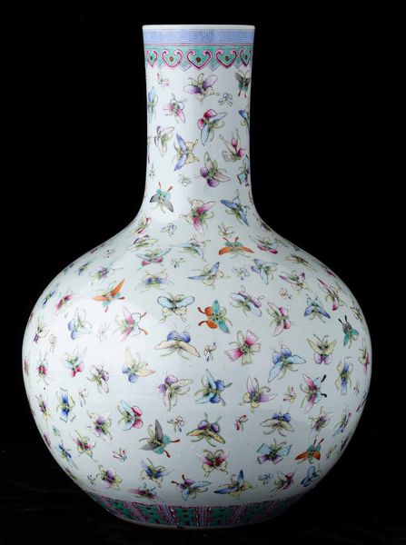Vaso Tianqiuping in porcellana con decoro di farfalle, Cina, Dinastia Qing, XIX secolo  - Asta Fine chinese works of art - Associazione Nazionale - Case d'Asta italiane
