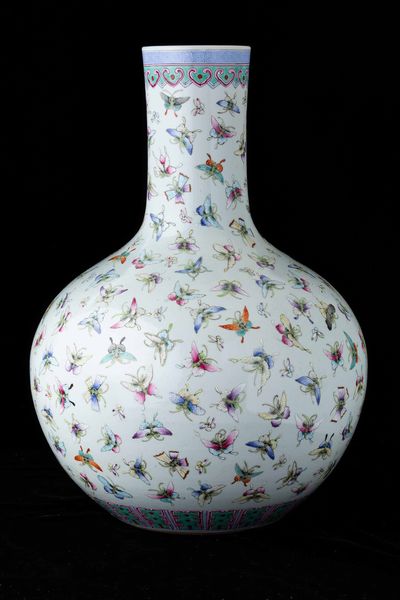 Vaso Tianqiuping in porcellana con decoro di farfalle, Cina, Dinastia Qing, XIX secolo  - Asta Fine chinese works of art - Associazione Nazionale - Case d'Asta italiane