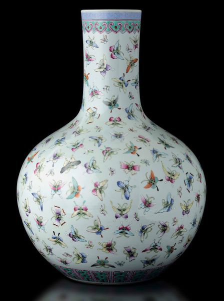 Vaso Tianqiuping in porcellana con decoro di farfalle, Cina, Dinastia Qing, XIX secolo  - Asta Fine chinese works of art - Associazione Nazionale - Case d'Asta italiane