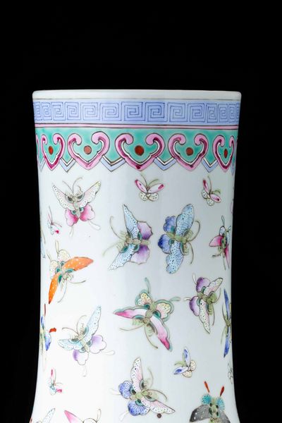 Vaso Tianqiuping in porcellana con decoro di farfalle, Cina, Dinastia Qing, XIX secolo  - Asta Fine chinese works of art - Associazione Nazionale - Case d'Asta italiane
