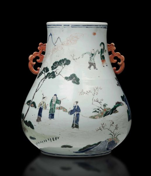 Vaso Hu in porcellana con anse sagomate raffigurante saggi e fanciulli entro paesaggio, Cina, Dinastia Qing, epoca Kangxi (1662-1722)  - Asta Fine chinese works of art - Associazione Nazionale - Case d'Asta italiane