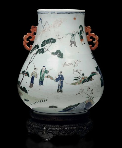 Vaso Hu in porcellana con anse sagomate raffigurante saggi e fanciulli entro paesaggio, Cina, Dinastia Qing, epoca Kangxi (1662-1722)  - Asta Fine chinese works of art - Associazione Nazionale - Case d'Asta italiane