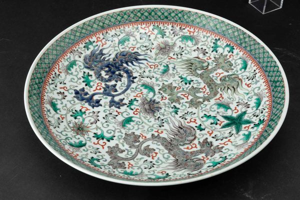 Grande piatto in porcellana Famiglia Verde con draghi e decori floreali, Cina, Dinastia Qing, epoca Guangxu (1875-1908)  - Asta Fine chinese works of art - Associazione Nazionale - Case d'Asta italiane