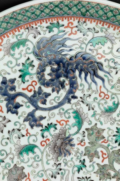 Grande piatto in porcellana Famiglia Verde con draghi e decori floreali, Cina, Dinastia Qing, epoca Guangxu (1875-1908)  - Asta Fine chinese works of art - Associazione Nazionale - Case d'Asta italiane