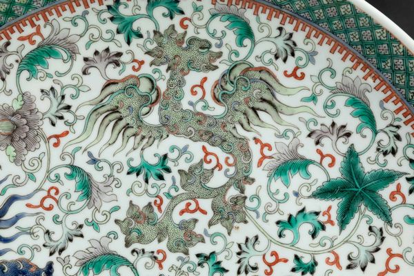 Grande piatto in porcellana Famiglia Verde con draghi e decori floreali, Cina, Dinastia Qing, epoca Guangxu (1875-1908)  - Asta Fine chinese works of art - Associazione Nazionale - Case d'Asta italiane
