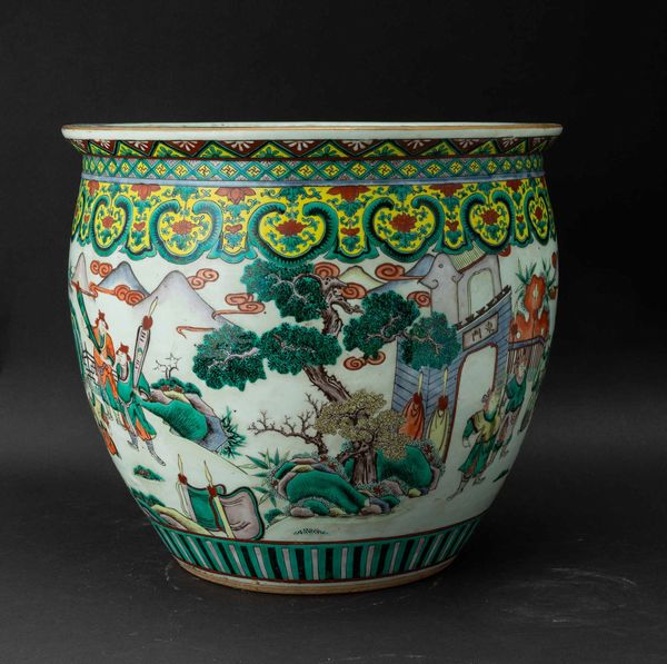 Cachepot in porcellana Famiglia Verde raffigurante scontro tra cavalieri e figure di koi fish all'interno, Cina, Dinastia Qing, epoca Daoguang (1821-1850)  - Asta Fine chinese works of art - Associazione Nazionale - Case d'Asta italiane