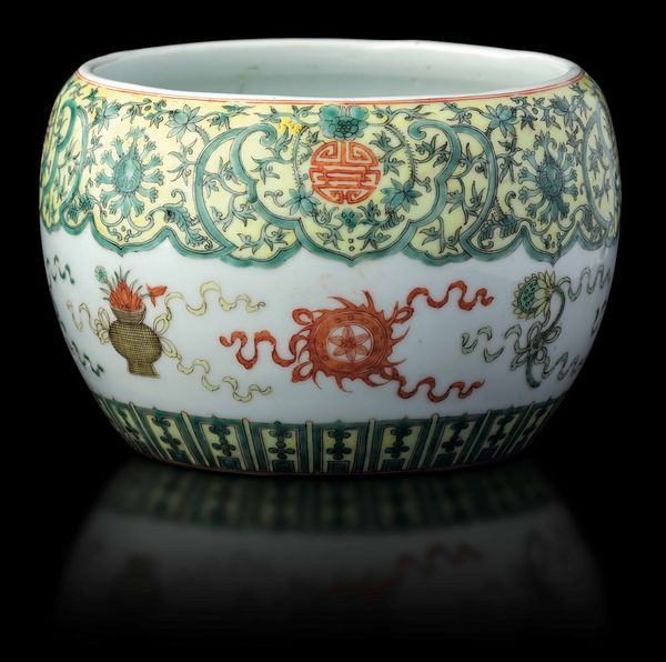 Vaso globulare in porcellana nei toni della Famiglia Verde con decoro a fiori di loto e simboli taoisti, Cina, Dinastia Qing, XIX secolo  - Asta Fine chinese works of art - Associazione Nazionale - Case d'Asta italiane