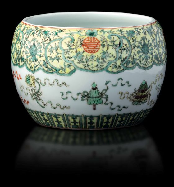 Vaso globulare in porcellana nei toni della Famiglia Verde con decoro a fiori di loto e simboli taoisti, Cina, Dinastia Qing, XIX secolo  - Asta Fine chinese works of art - Associazione Nazionale - Case d'Asta italiane