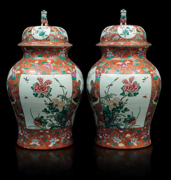 Coppia di grandi potiches in porcellana con soggetti naturalistici entro riserve su fondo arancio, Cina, Dinastia Qing, XIX secolo  - Asta Fine chinese works of art - Associazione Nazionale - Case d'Asta italiane