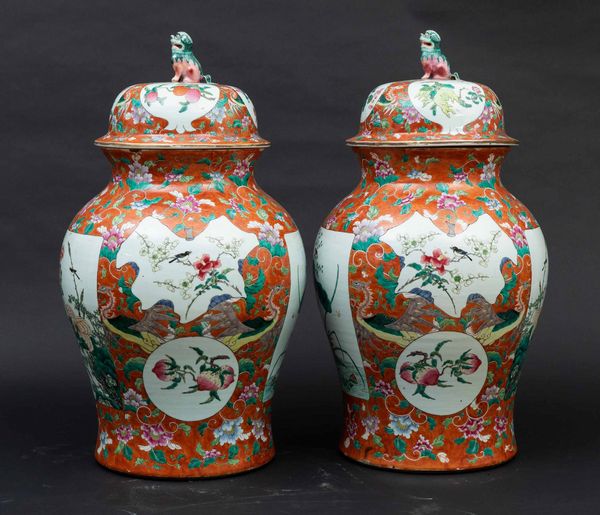 Coppia di grandi potiches in porcellana con soggetti naturalistici entro riserve su fondo arancio, Cina, Dinastia Qing, XIX secolo  - Asta Fine chinese works of art - Associazione Nazionale - Case d'Asta italiane