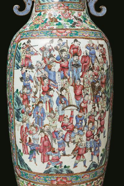 Importante coppia di grandi vasi a balaustro con anse sagomate in porcellana Famiglia Rosa con scene di vita di corte entro riserve e decori floreali, Cina, Dinastia Qing, epoca Daoguang (1821-1850)  - Asta Fine chinese works of art - Associazione Nazionale - Case d'Asta italiane