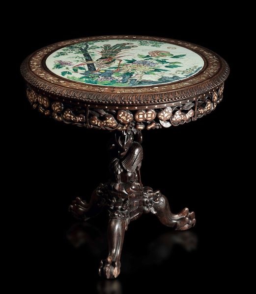 Tavolo rotondo in legno con inserti in madreperla e piano con placca in porcellana Famiglia Rosa raffigurante fenice e peonie in fiore, Cina, Dinastia Qing, XIX secolo  - Asta Fine chinese works of art - Associazione Nazionale - Case d'Asta italiane
