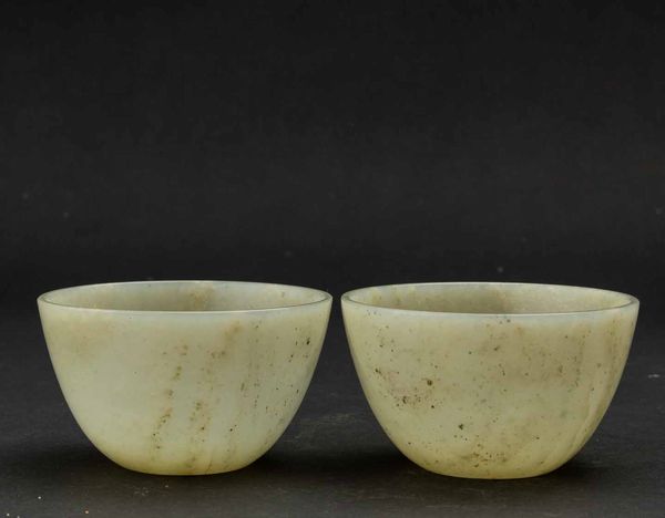 Due piccole coppe scolpite in giada Celadon, Cina, Dinastia Qing, marca e del periodo Qianlong (1736-1796)  - Asta Fine chinese works of art - Associazione Nazionale - Case d'Asta italiane