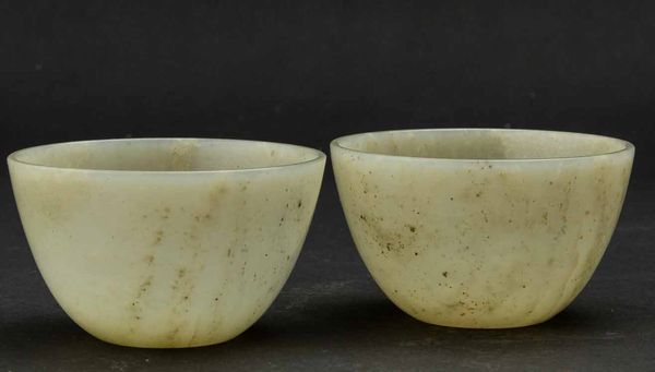 Due piccole coppe scolpite in giada Celadon, Cina, Dinastia Qing, marca e del periodo Qianlong (1736-1796)  - Asta Fine chinese works of art - Associazione Nazionale - Case d'Asta italiane