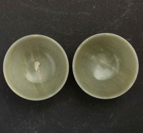 Due piccole coppe scolpite in giada Celadon, Cina, Dinastia Qing, marca e del periodo Qianlong (1736-1796)  - Asta Fine chinese works of art - Associazione Nazionale - Case d'Asta italiane