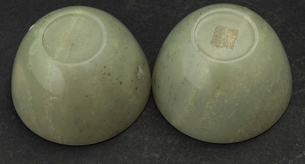 Due piccole coppe scolpite in giada Celadon, Cina, Dinastia Qing, marca e del periodo Qianlong (1736-1796)  - Asta Fine chinese works of art - Associazione Nazionale - Case d'Asta italiane