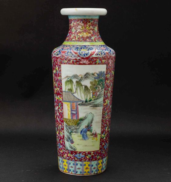 Vaso in porcellana a smalti policromi con decori floreali e scene di vita comune entro riserve, Cina, Repubblica, XX secolo  - Asta Fine chinese works of art - Associazione Nazionale - Case d'Asta italiane