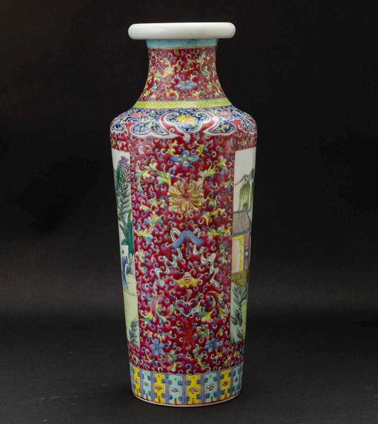 Vaso in porcellana a smalti policromi con decori floreali e scene di vita comune entro riserve, Cina, Repubblica, XX secolo  - Asta Fine chinese works of art - Associazione Nazionale - Case d'Asta italiane