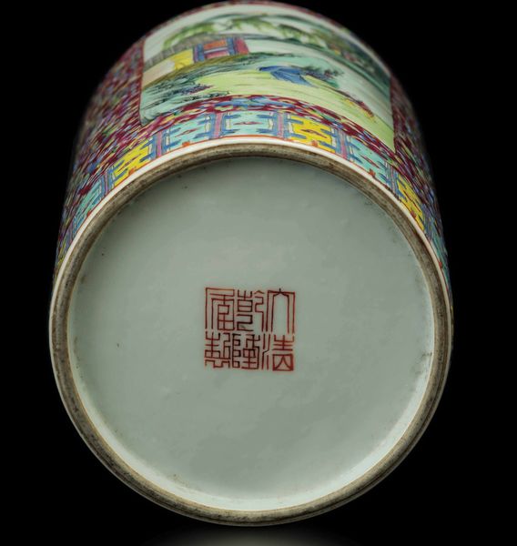Vaso in porcellana a smalti policromi con decori floreali e scene di vita comune entro riserve, Cina, Repubblica, XX secolo  - Asta Fine chinese works of art - Associazione Nazionale - Case d'Asta italiane