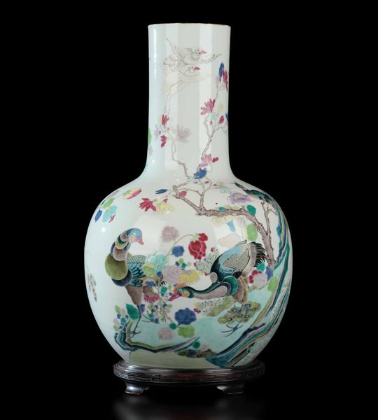 Vaso in porcellana raffigurante paesaggio con volatili e rami fioriti, Cina, Dinastia Qing, epoca Qianlong (1736-1796)  - Asta Fine chinese works of art - Associazione Nazionale - Case d'Asta italiane