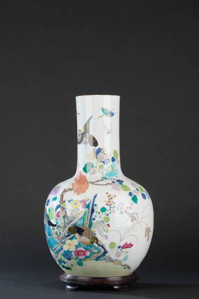 Vaso in porcellana raffigurante paesaggio con volatili e rami fioriti, Cina, Dinastia Qing, epoca Qianlong (1736-1796)  - Asta Fine chinese works of art - Associazione Nazionale - Case d'Asta italiane