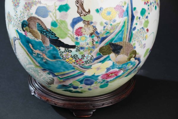 Vaso in porcellana raffigurante paesaggio con volatili e rami fioriti, Cina, Dinastia Qing, epoca Qianlong (1736-1796)  - Asta Fine chinese works of art - Associazione Nazionale - Case d'Asta italiane