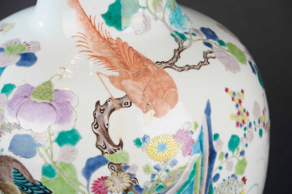 Vaso in porcellana raffigurante paesaggio con volatili e rami fioriti, Cina, Dinastia Qing, epoca Qianlong (1736-1796)  - Asta Fine chinese works of art - Associazione Nazionale - Case d'Asta italiane