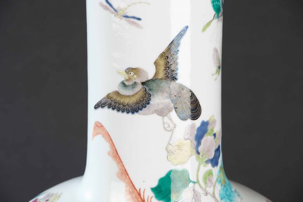 Vaso in porcellana raffigurante paesaggio con volatili e rami fioriti, Cina, Dinastia Qing, epoca Qianlong (1736-1796)  - Asta Fine chinese works of art - Associazione Nazionale - Case d'Asta italiane