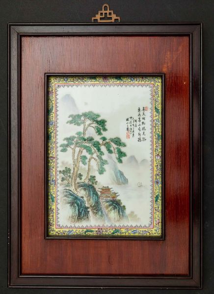 Placca in porcellana con raffigurazione di paesaggio e iscrizione, Cina, Repubblica, XX secolo  - Asta Fine chinese works of art - Associazione Nazionale - Case d'Asta italiane