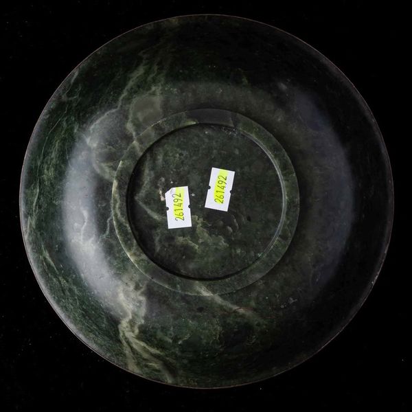 Ciotola scolpita in giada verde, Cina, Dinastia Qing, XIX secolo  - Asta Fine chinese works of art - Associazione Nazionale - Case d'Asta italiane