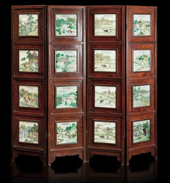 Importante paravento a quattro ante con placche in porcellana raffiguranti paesaggi con contadini, scene di vita comune e iscrizioni, Cina, Dinastia Qing, XIX secolo  - Asta Fine chinese works of art - Associazione Nazionale - Case d'Asta italiane
