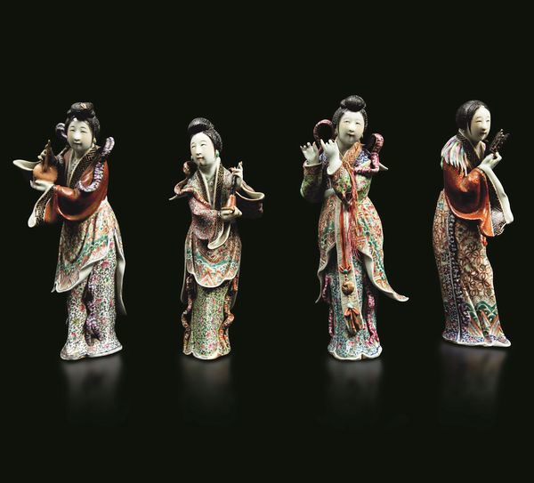 Quattro fanciulle con strumenti musicali in porcellana a smalti policromi, Cina, Repubblica, XX secolo  - Asta Fine chinese works of art - Associazione Nazionale - Case d'Asta italiane