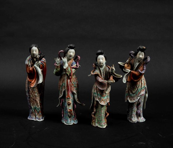 Quattro fanciulle con strumenti musicali in porcellana a smalti policromi, Cina, Repubblica, XX secolo  - Asta Fine chinese works of art - Associazione Nazionale - Case d'Asta italiane