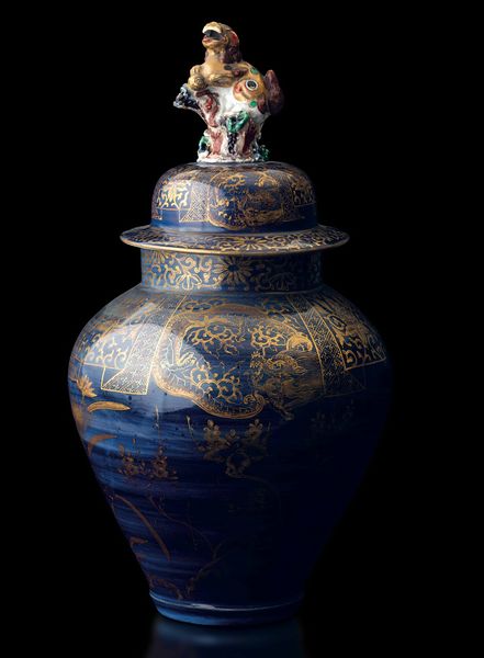 Potiche in porcellana Arita con decori lumeggiati in color oro e presa del coperchio a foggia di cane di Pho, Giappone, XVIII secolo  - Asta Fine chinese works of art - Associazione Nazionale - Case d'Asta italiane