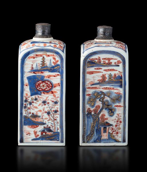 Coppia di bottiglie in porcellana Imari con raffigurazioni di paesaggi, Cina, Dinastia Qing, epoca Qianlong (1736-1796)  - Asta Fine chinese works of art - Associazione Nazionale - Case d'Asta italiane