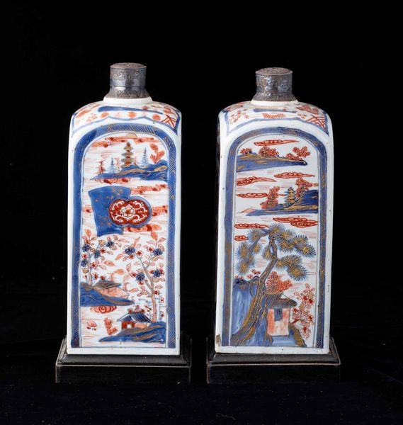 Coppia di bottiglie in porcellana Imari con raffigurazioni di paesaggi, Cina, Dinastia Qing, epoca Qianlong (1736-1796)  - Asta Fine chinese works of art - Associazione Nazionale - Case d'Asta italiane