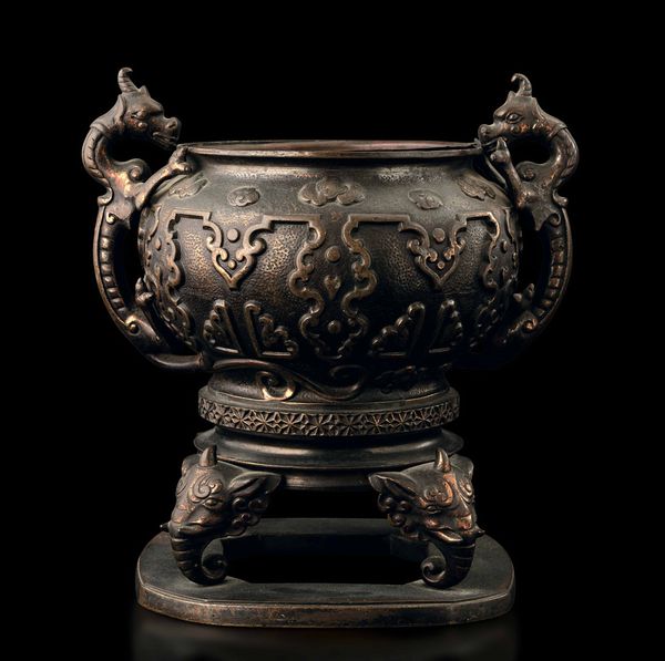 Incensiere tripode in bronzo con manici a foggia di draghetto e decori a rilievo, Cina, Dinastia Qing, XVIII secolo  - Asta Fine chinese works of art - Associazione Nazionale - Case d'Asta italiane